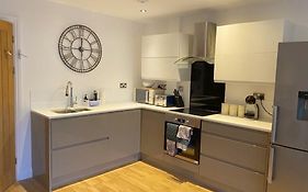 Bevendean Beach Hut - Modern 5 Bedroom House, With Parking