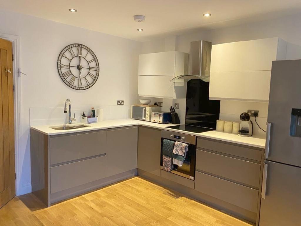 Bevendean Beach Hut - Modern 5 Bedroom House, With Parking Brighton Exterior photo